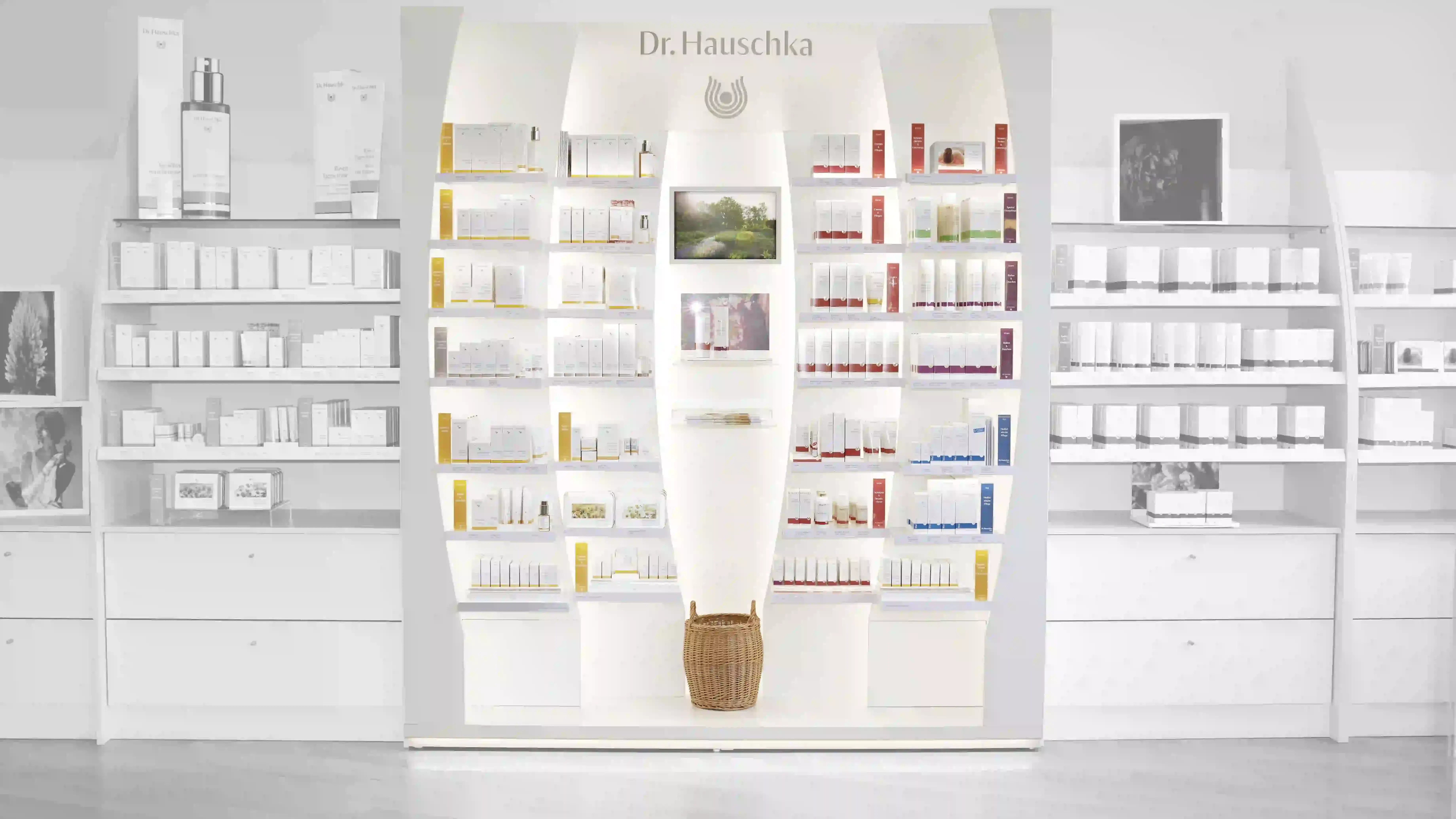 verkaufsregal für kosmetik - beispiel dr. hauschka