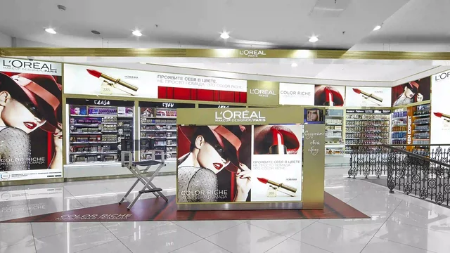 L'Oréal-Schminkdisplay präsentiert Lippenstifte im Geschäft