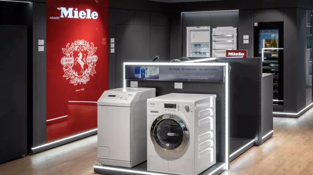 Miele-Waschmaschinen stehen im modernen Showroom