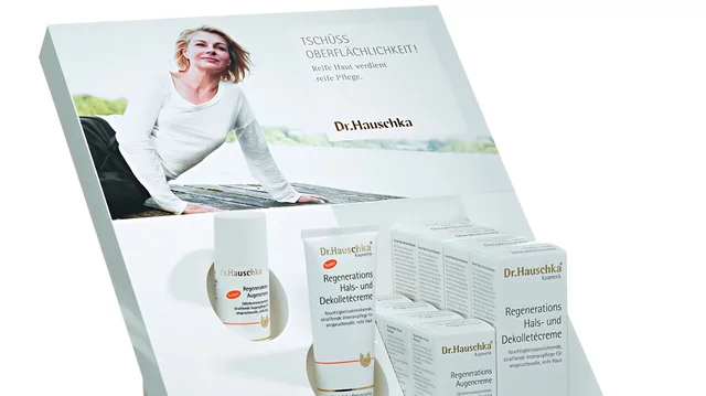 Produktpräsentation zeigt Cremes in einer Verpackung auf schlichter Ausstellungsfläche