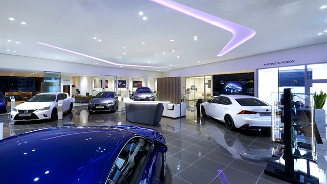 Autos präsentieren sich in einem modernen, gut beleuchteten Ausstellungsraum