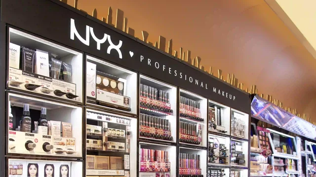Make-up-Produkte werden in einem Geschäft in beleuchteten Regalen angezeigt