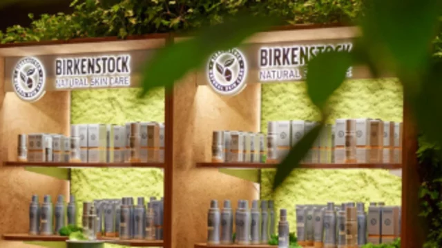 Produktregale präsentieren Pflegeprodukte in grüner Umgebung