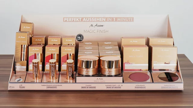 Kosmetikprodukte stehen ausgestellt auf einem Holztisch 
