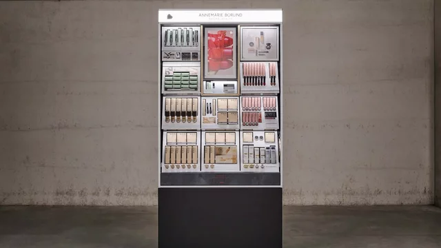 Kosmetik-Display präsentiert Produkte in einer schlichten, grauen Umgebung