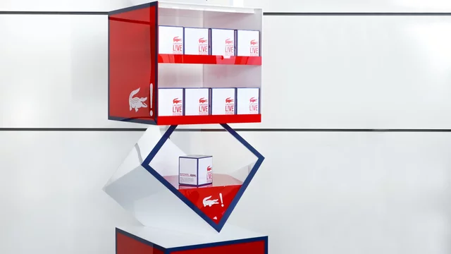 Rot-weißer Parfümständer präsentiert Düfte, modern gestaltet