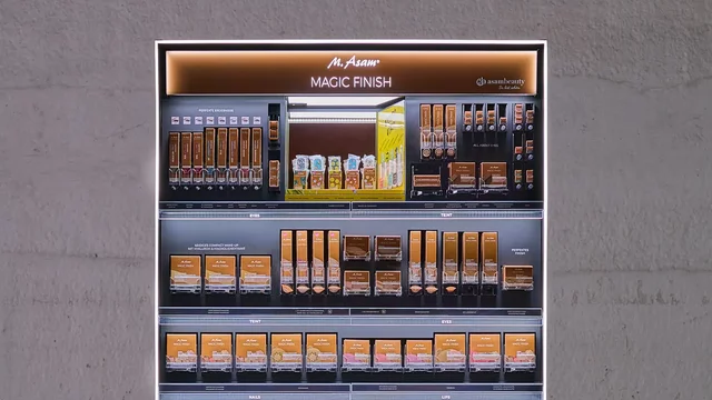 Kosmetik-Display zeigt Produkte im Geschäft
