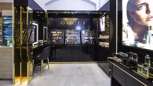 Gucci-Kosmetik präsentiert sich in edlem, modernen Laden