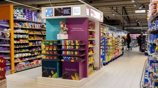 Schokoladenständer präsentiert Süßigkeiten im Supermarkt