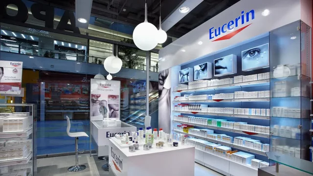 Produkte, ausgestellt auf Verkaufstresen, im modernen, gut beleuchteten Geschäft