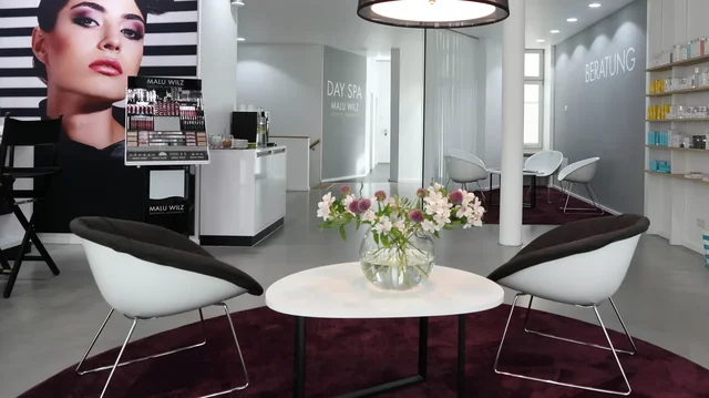Blumen in Vase dekorieren modernen Spa-Raum mit stilvollen Sitzgelegenheiten