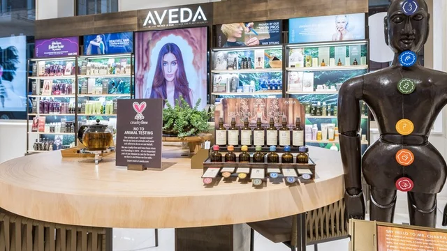 Produkte auf Tisch präsentieren Naturkosmetik in modernem, beleuchtetem Laden