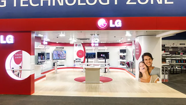 LG-Fernsehgeräte werden in einem hellen Geschäft präsentiert