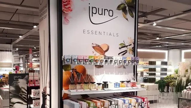 Raumdüfte werden auf einem Regal in einem gut beleuchteten Geschäft präsentiert