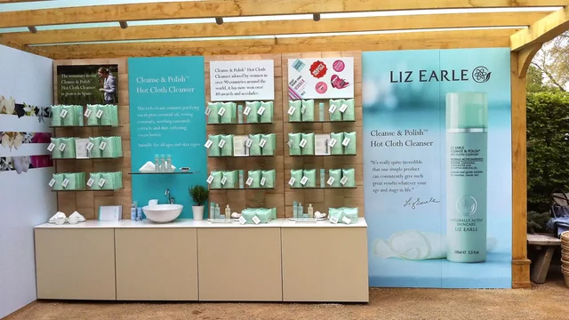 Kosmetikprodukte werden in einem Garten-Pavillon präsentiert