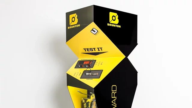 Gelber Displayständer präsentiert Produkte in geometrischem Design