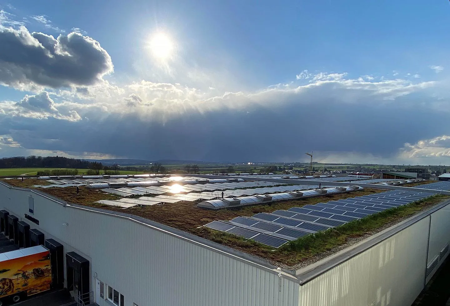 [Translate to Deutsch:] Solarpanels on the company building's roof