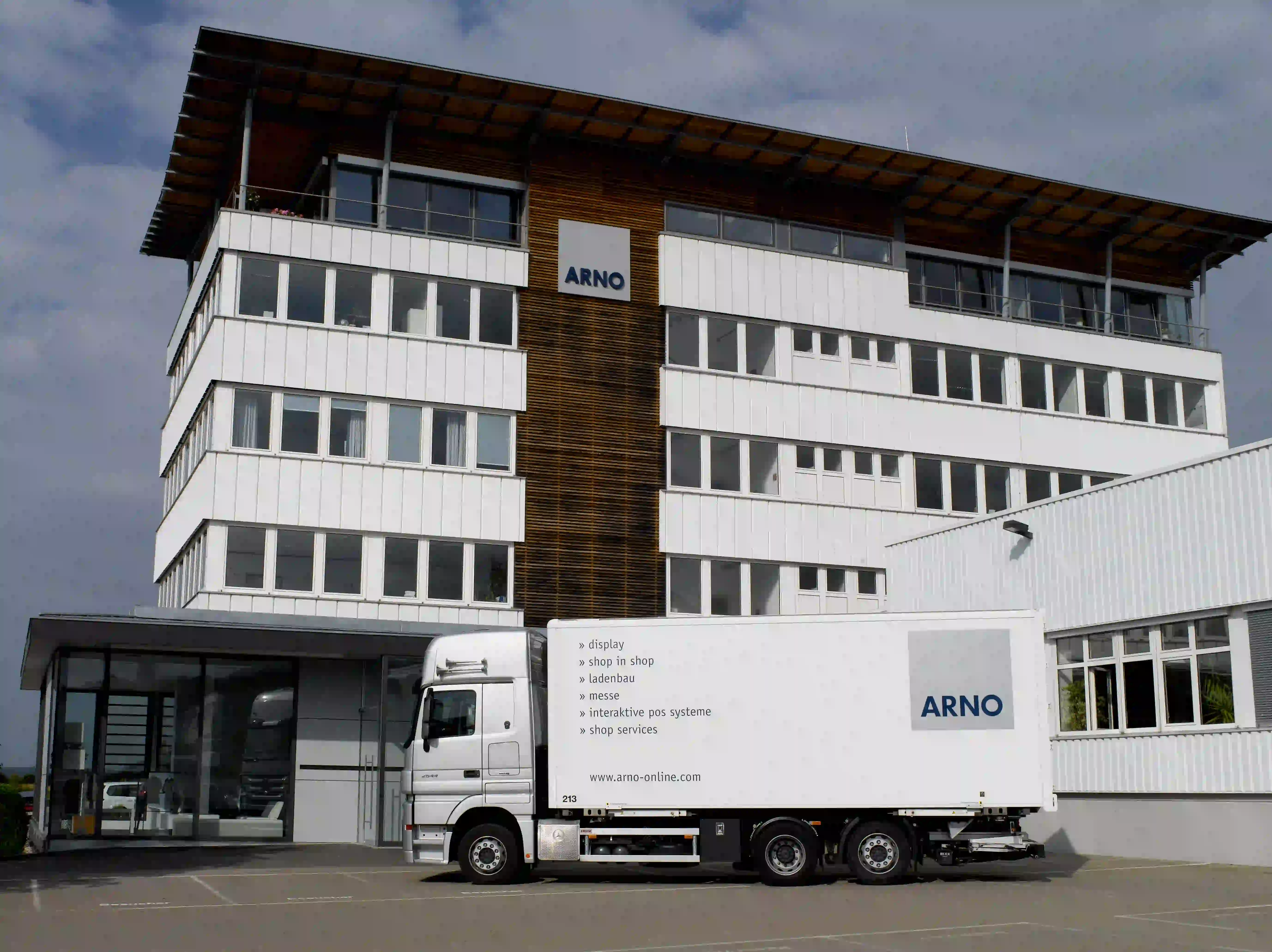 Vertikales growth 2000 - company building extended by two floors